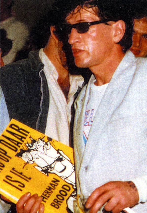 Brood signing his work