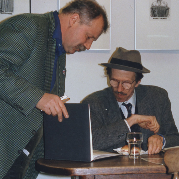 Kees Kousemaker and Bob Crumb during a signing in Lambiek